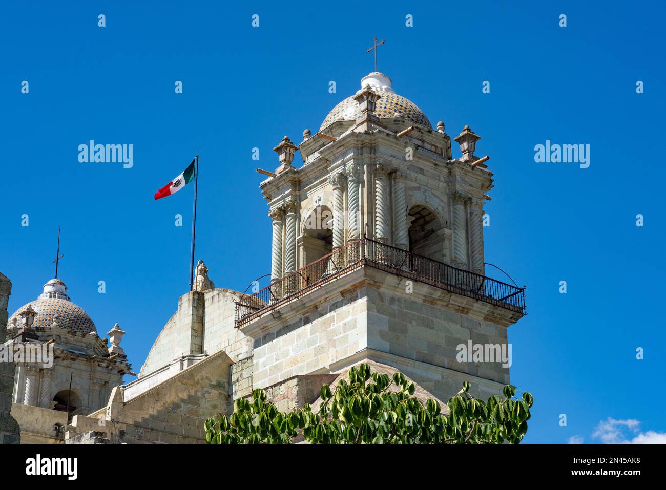 Campanile della Cattedrale di nostra Signora dell'Assunzione o Cattedrale Metropolitana nella storica città di Oaxaca, Messico. Costruito tra il 1573 e il 17 Foto Stock