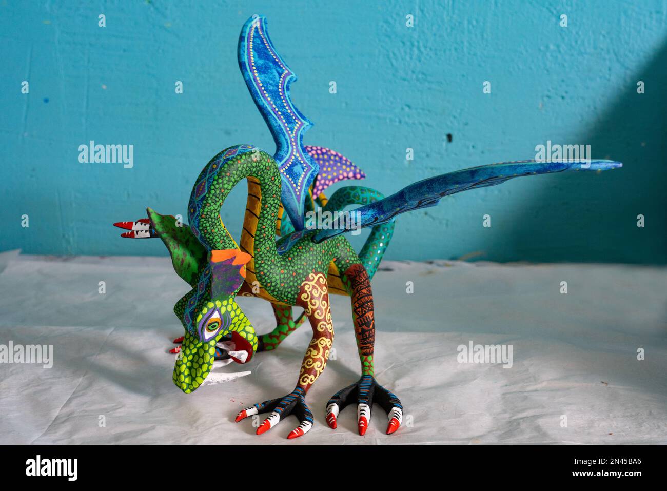 Un drago alebrije in un negozio/laboratorio artigianale a San Antonio Arrazola, Oaxaca, Messico. Alebrijes sono creature colorate dipinte relative al D Foto Stock