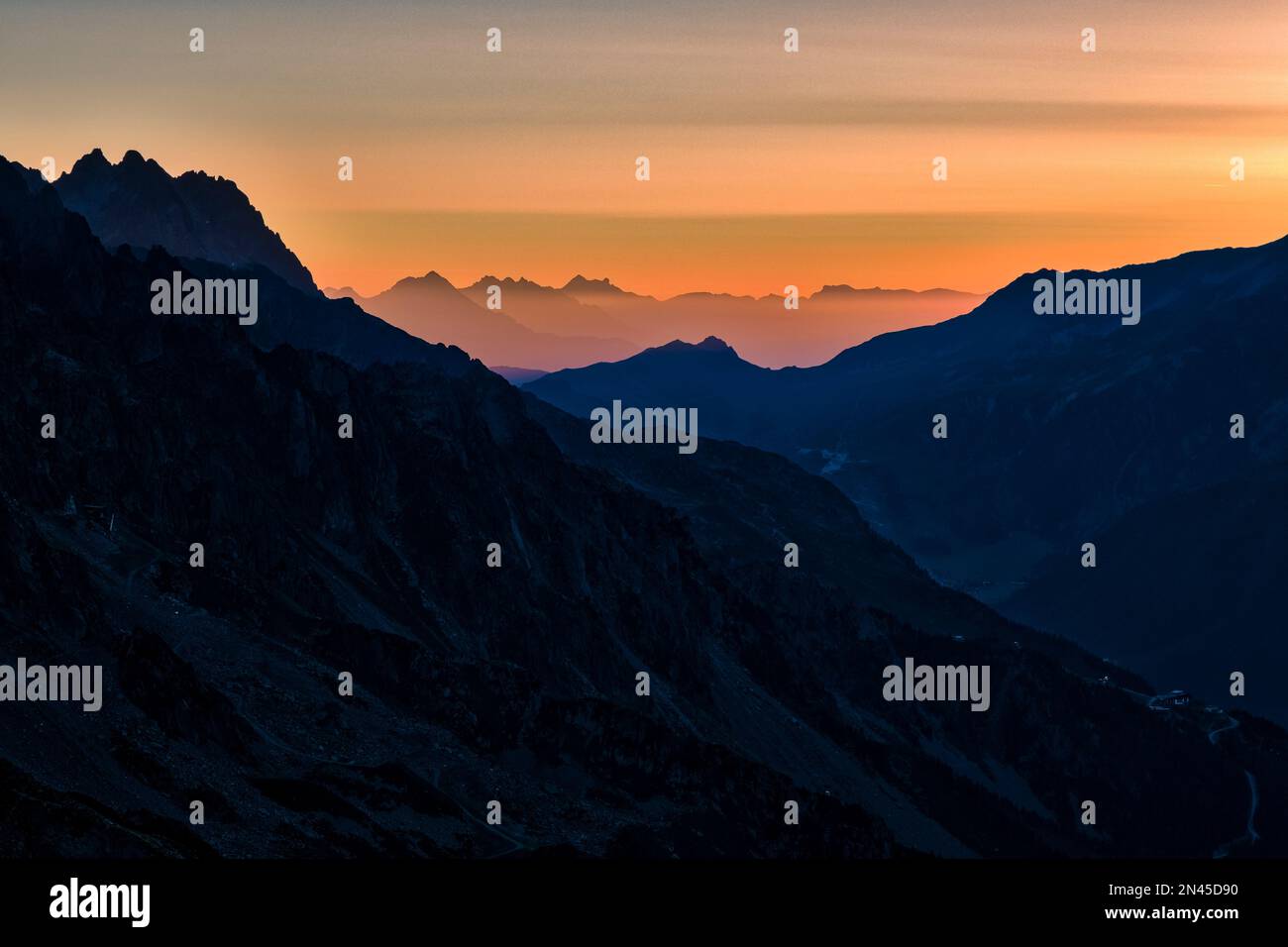 Alto paesaggio alpino con montagne e creste dell'Auvergne-Rhône-Alpes, visto da le Brevent all'alba. Foto Stock