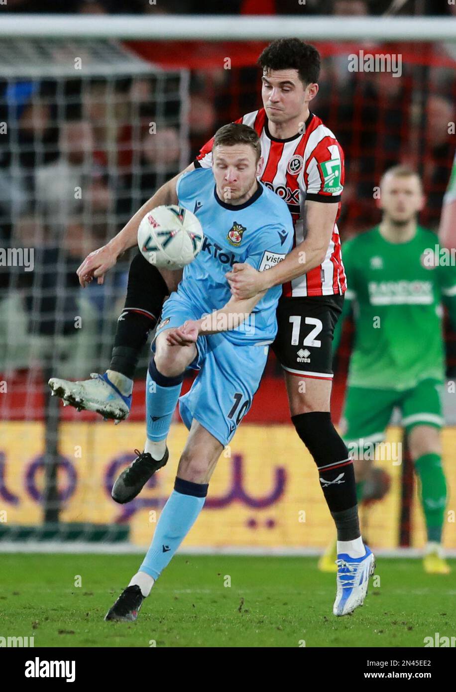 Sheffield, Inghilterra, 7th febbraio 2023. John Egan di Sheffield Utd affronta Paul Mullin di Wrexham durante la partita della fa Cup a Bramall Lane, Sheffield. L'immagine di credito dovrebbe essere: Simon Bellis / Sportimage Foto Stock