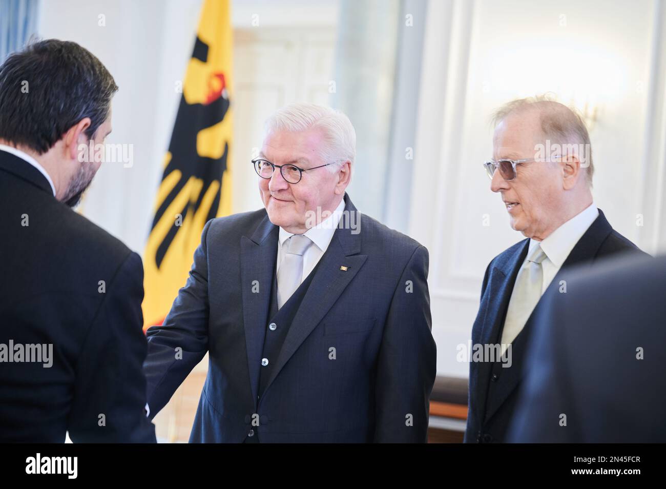 Berlino, Germania. 08th Feb, 2023. Frank-Walter Steinmeier (M), Presidente federale, accoglie con favore la delegazione di Augusto David Teodoro Arzubiaga Scheuch, Ambasciatore della Repubblica del Perù, che si trova accanto a lui nel Palazzo Bellevue. Oggi si svolgono accreditamenti di ambasciatori da parte del Presidente Federale. Credit: Annette Riedl/dpa/Alamy Live News Foto Stock