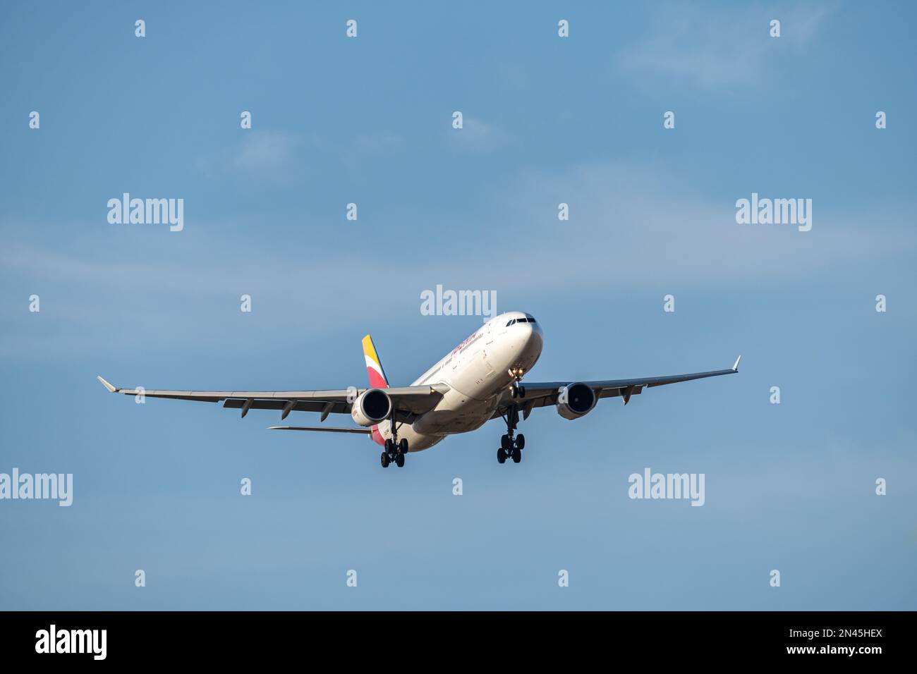 Iberia airbus bianco, rosso e giallo A330-302 A333 con numero di immatricolazione EC-MAA e carrello abbassato per l'atterraggio all'aeroporto di Barajas, Madrid. Foto Stock