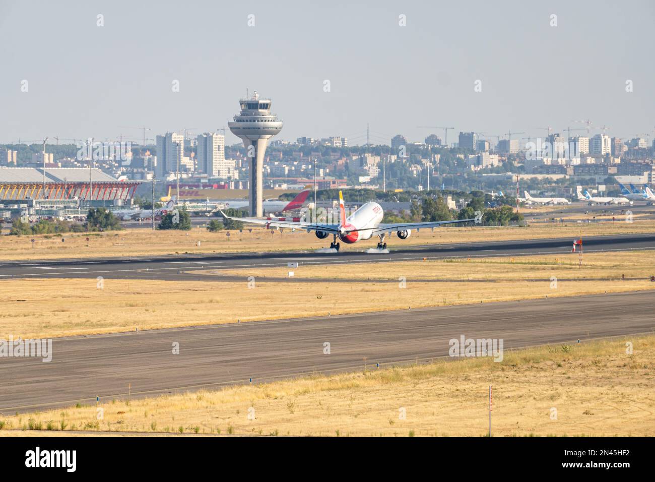 Iberia airbus bianco, rosso e giallo A330-302 A333 con numero di immatricolazione EC-MAA e carrello abbassato per l'atterraggio all'aeroporto di Barajas, Madrid. Foto Stock