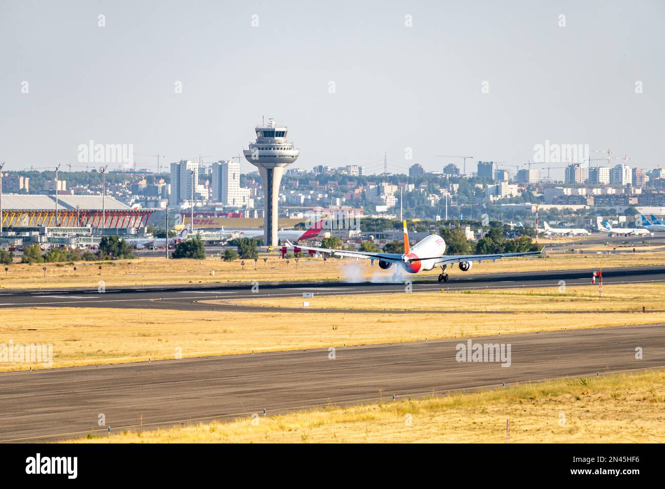 Iberia airbus bianco, rosso e giallo A330-302 A333 con numero di immatricolazione EC-MAA e carrello abbassato per l'atterraggio all'aeroporto di Barajas, Madrid. Foto Stock