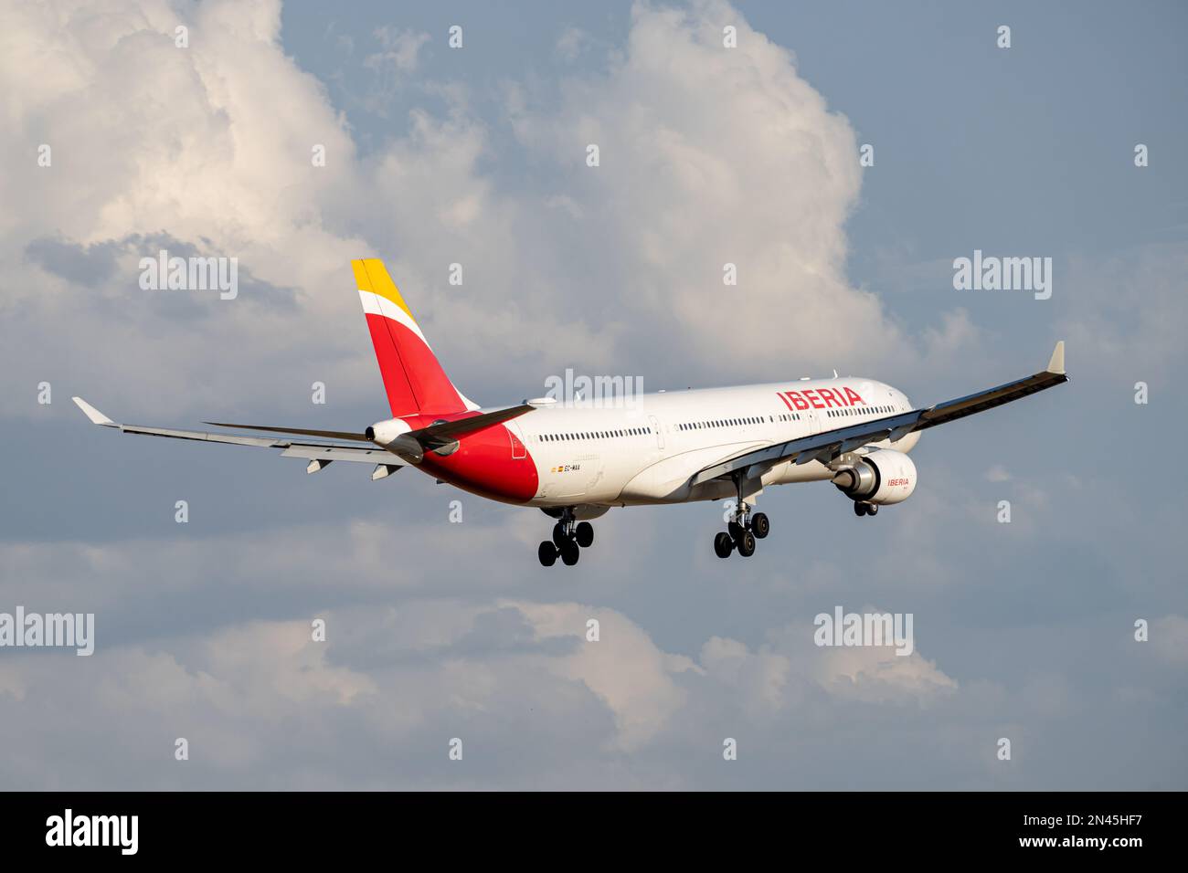 Iberia airbus bianco, rosso e giallo A330-302 A333 con numero di immatricolazione EC-MAA e carrello abbassato per l'atterraggio all'aeroporto di Barajas, Madrid. Foto Stock