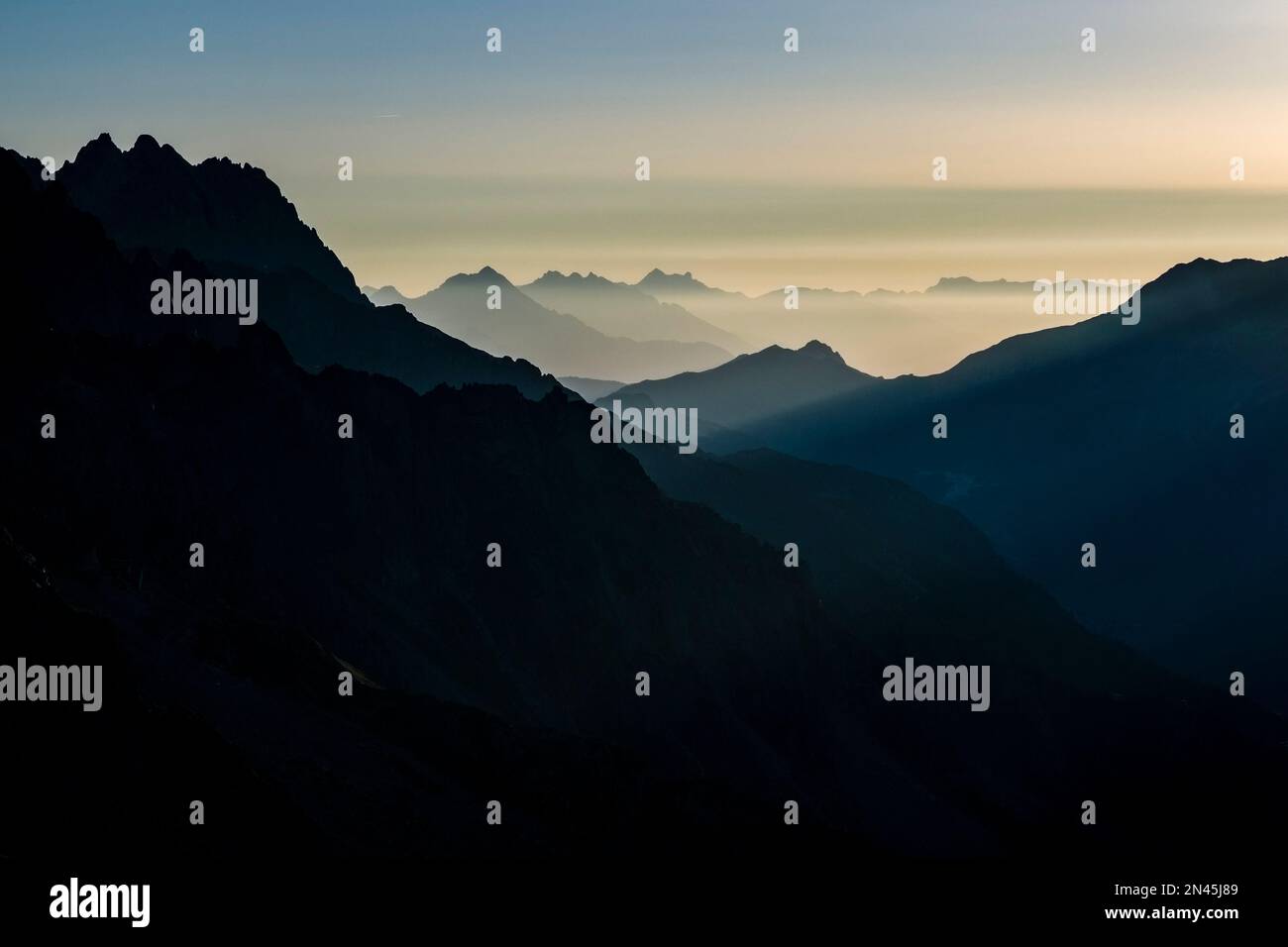 Alto paesaggio alpino con montagne e creste dell'Auvergne-Rhône-Alpes, visto da le Brevent. Foto Stock