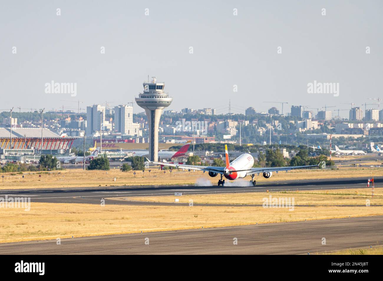 Iberia airbus bianco, rosso e giallo A330-302 A333 con numero di immatricolazione EC-MAA e carrello abbassato per l'atterraggio all'aeroporto di Barajas, Madrid. Foto Stock