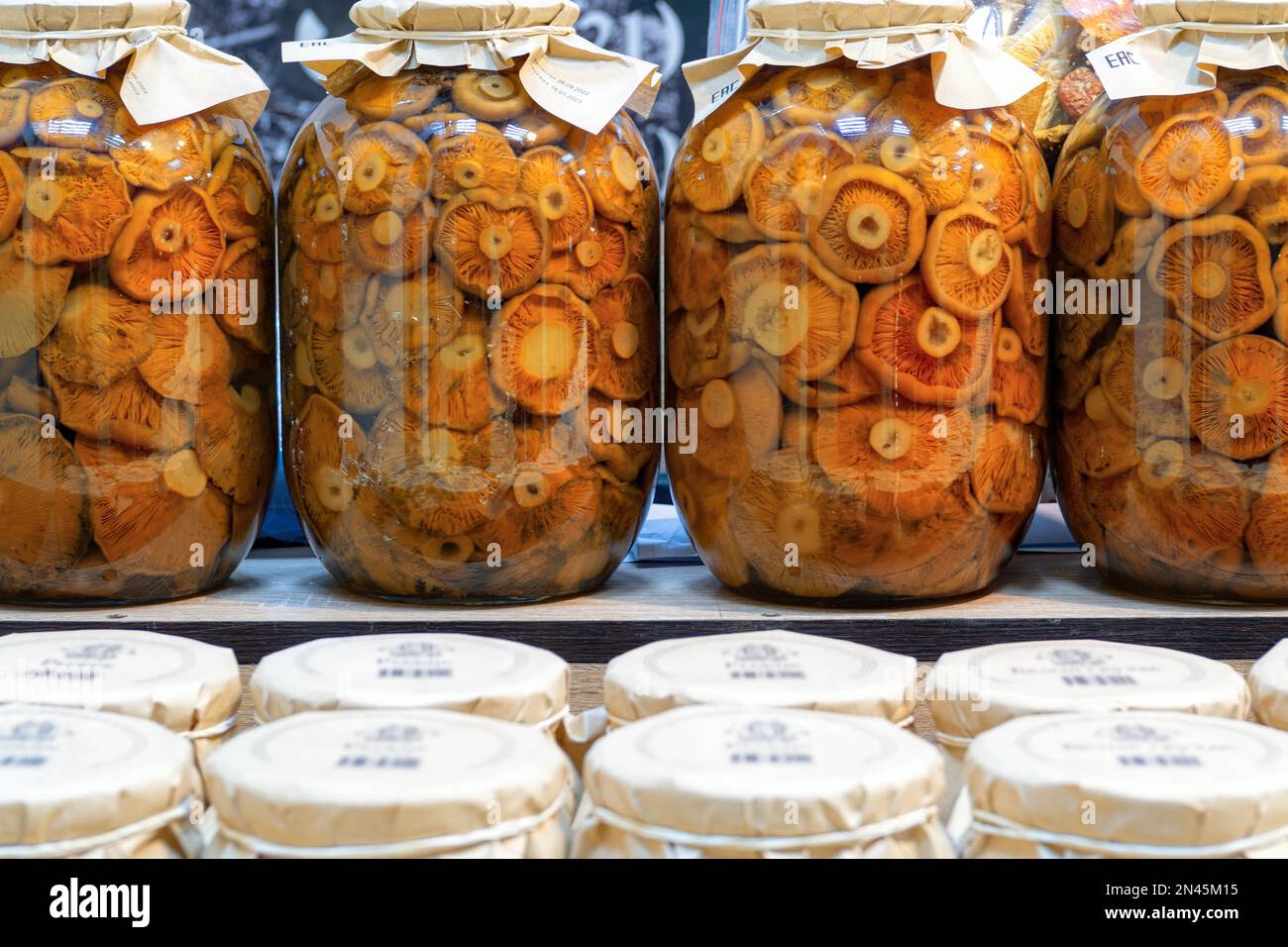 Funghi in scatola in vasetti di vetro in vendita sul mercato russo. Foto Stock