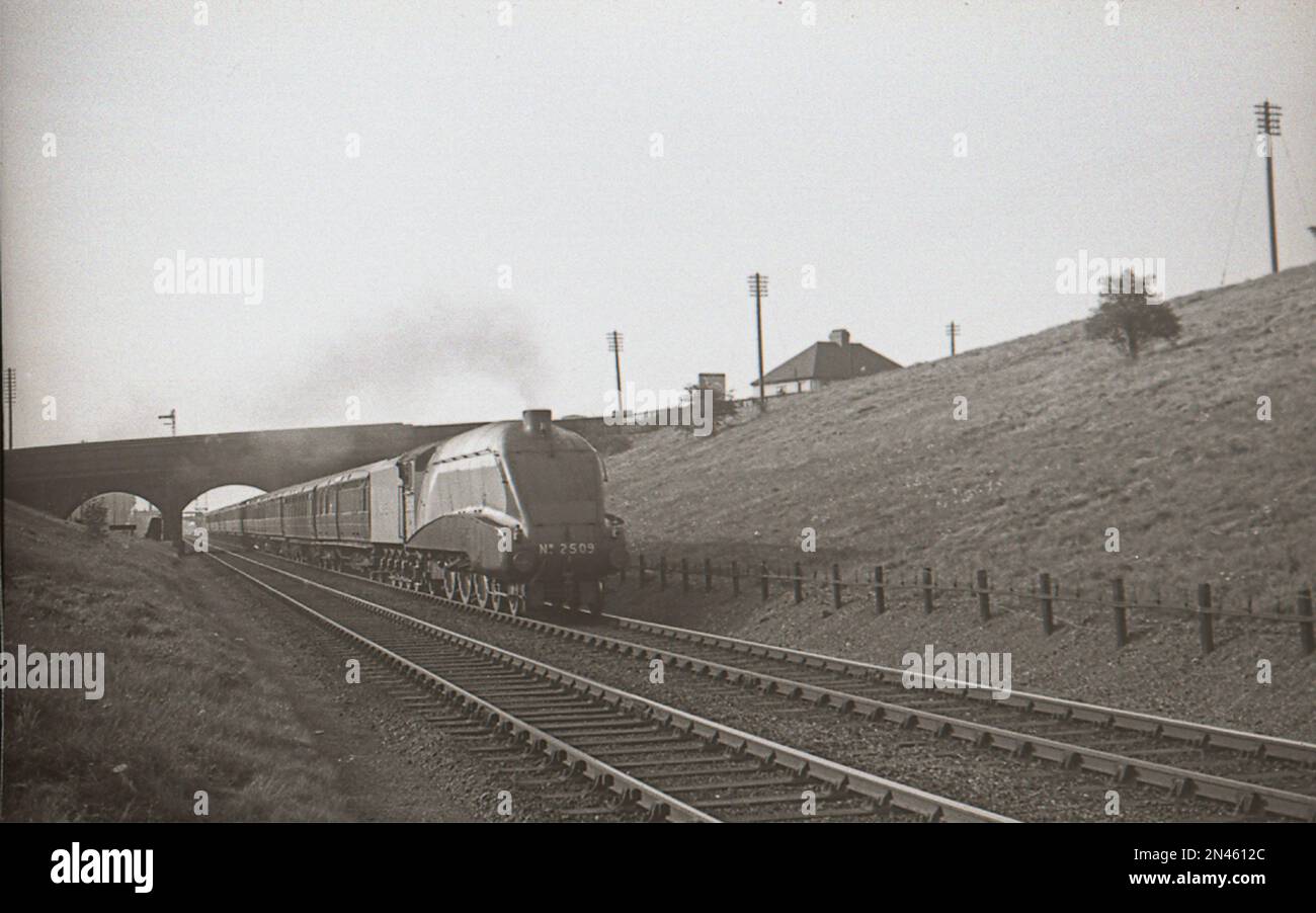 LNER A4 Classe 4-6-2 Locomotiva a vapore No.2509 'Silver link' che trasporta un espresso nel 1939 Foto Stock