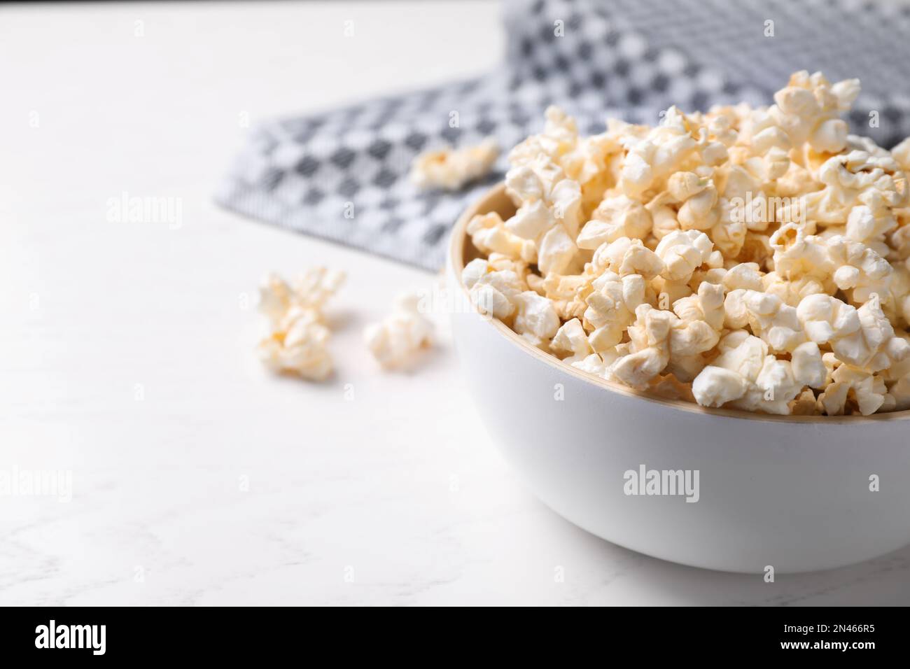 Delizioso popcorn su tavola leggera, primo piano Foto Stock