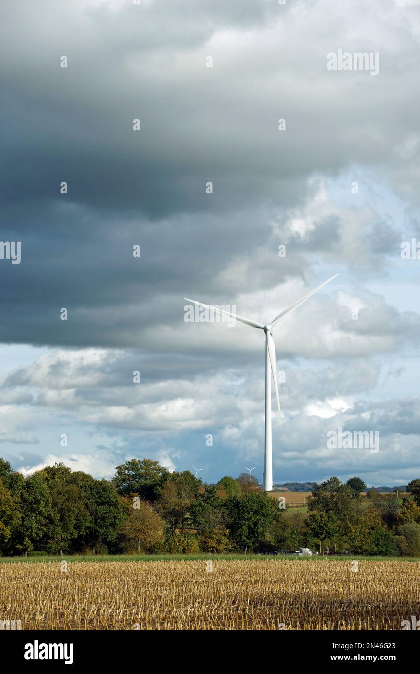 Paesaggio rurale con turbina eolica (Nord-Mayenne, Pays de la Loire, Francia). Foto Stock