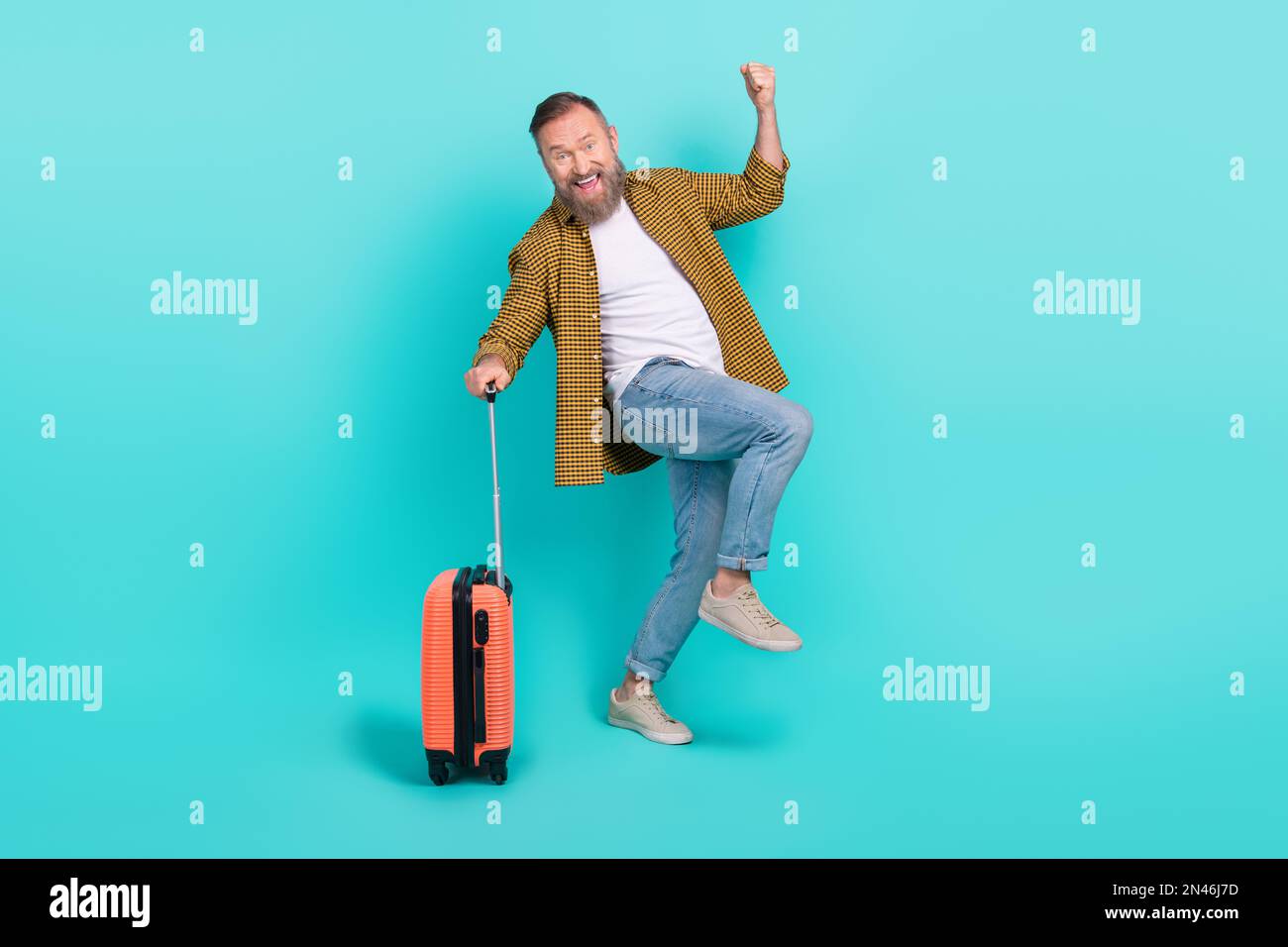 Foto di gioioso uomo elegante celebrare vacanza all'estero resort hotel comfort viaggio basso prezzo biglietti isolati su sfondo di colore ciano Foto Stock