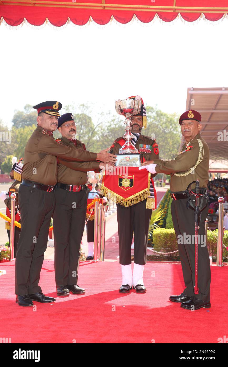 INDIA, JABALPUR, 8th FEBBRAIO : il tenente generale Yogendra Dimri ha consegnato il premio di gallantry e di servizio distinto ai membri del personale e agli ufficiali dell'esercito durante il comando centrale 'cerimonia d'investitura '-2023 a Jabalpur, mercoledì, febbraio, 08, 2023. Foto di - Uma Shankar Mishra Foto Stock