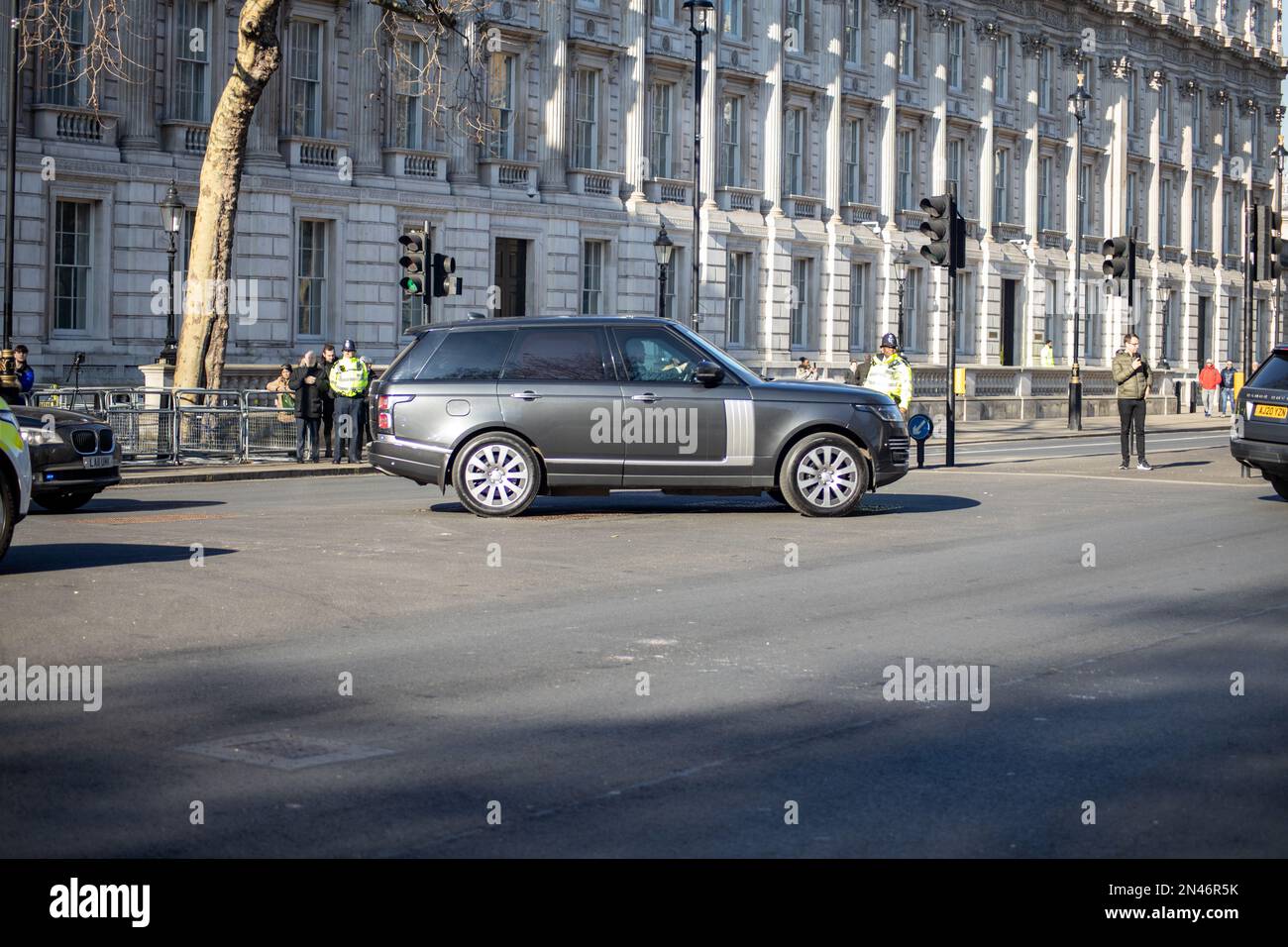 Londra, Regno Unito - 8 febbraio 2023: Automobili che trasportano il presidente Volodymyr Zelensky mentre fa la sua prima visita nel Regno Unito dopo l'invasione russa. Credit: Sinai Noor/Alamy Live News Foto Stock