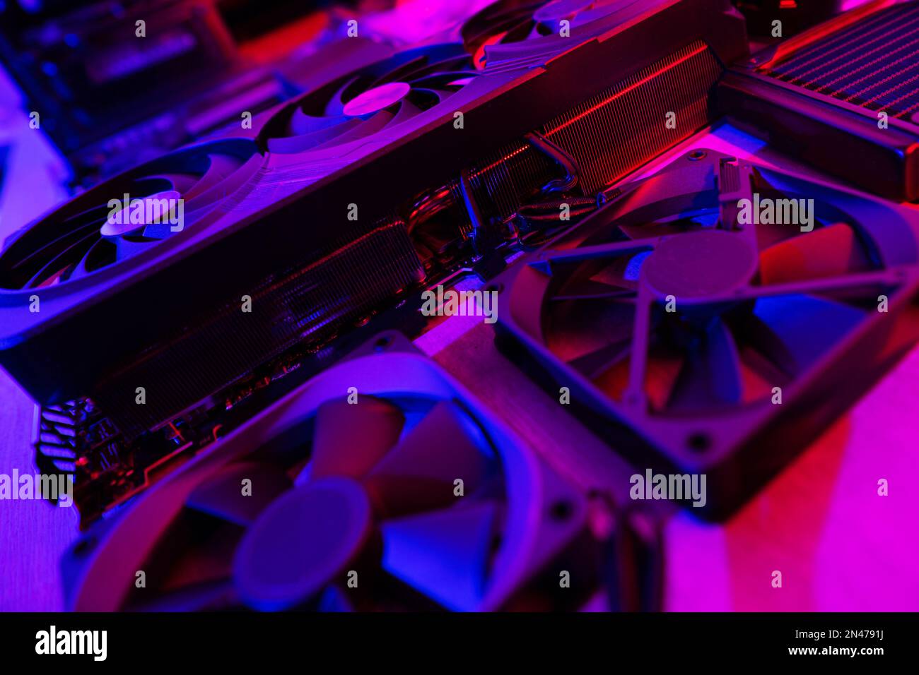 Radiatori per computer e sistemi di raffreddamento a liquido. Attrezzatura per la rimozione del calore. Tema della tecnologia informatica. Foto Stock