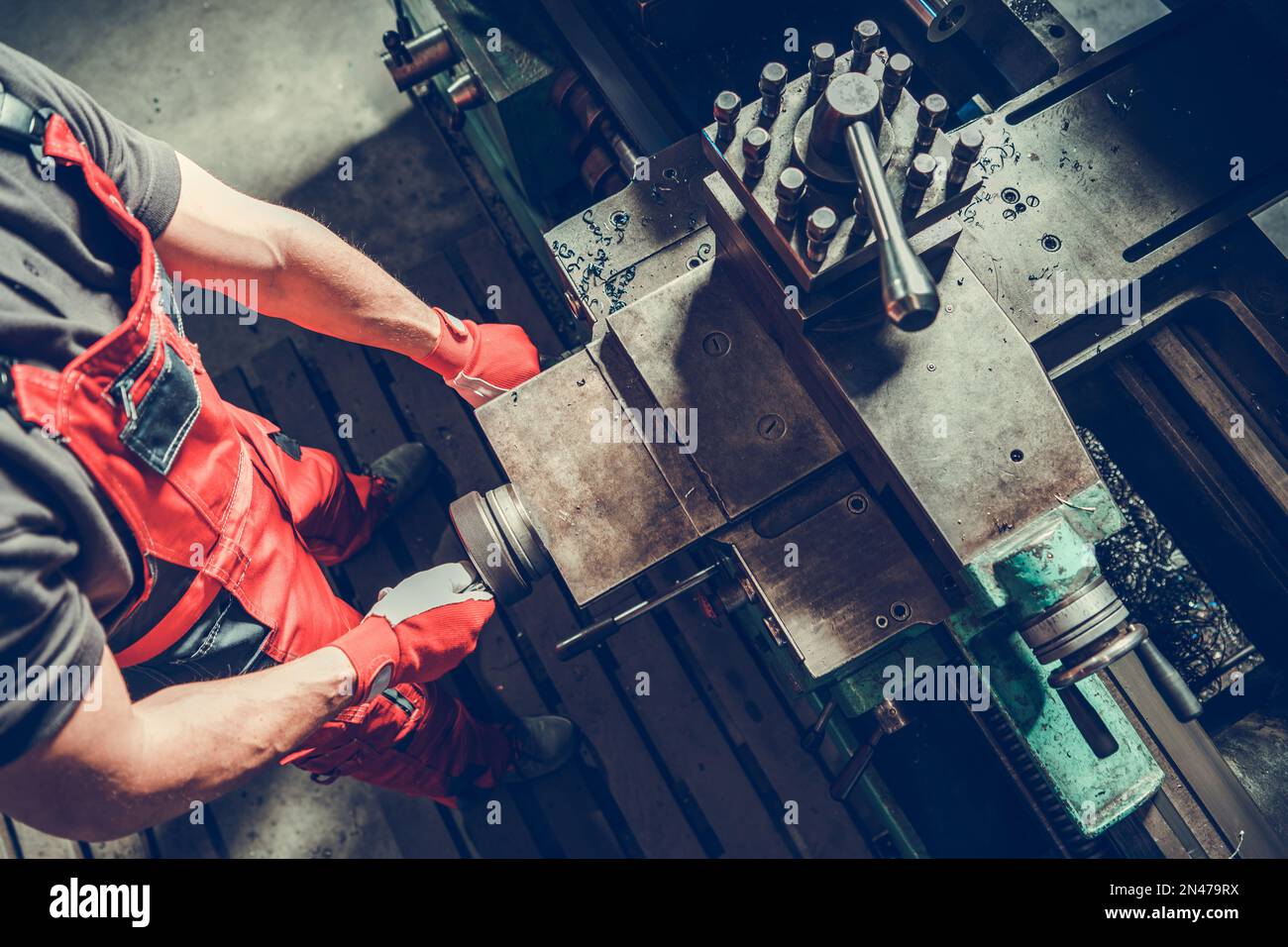 Attrezzature per l'industria metallurgica. Lavorazione del materiale da lavoro in metallo caucasico con tornio Foto Stock