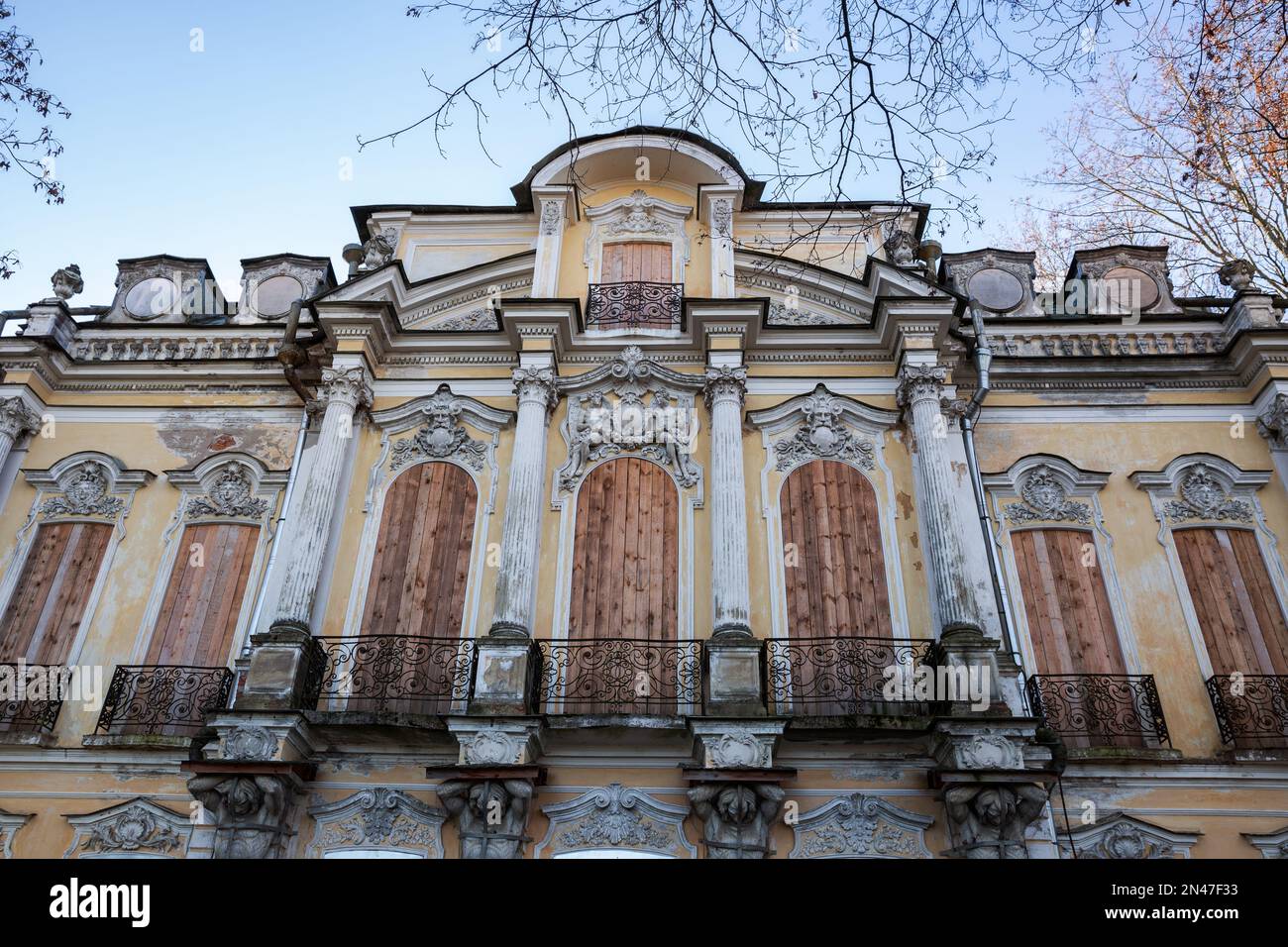 Facciata della sua Dacha di proprietà dell'imperatrice Catherine Petrovna. E' in fase di restauro. Peterhof, San Pietroburgo, Russia Foto Stock