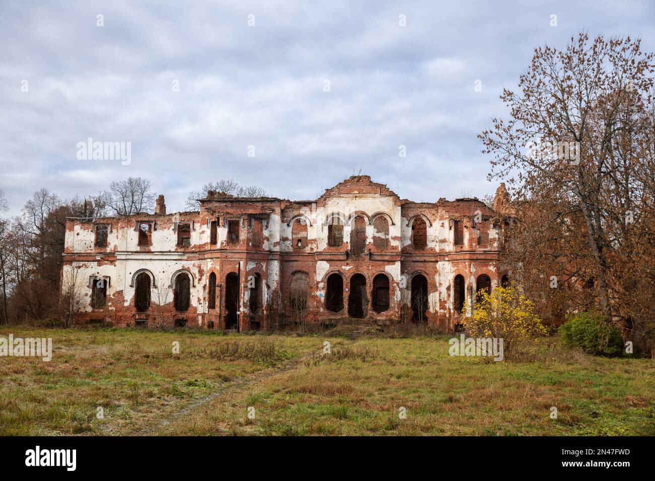 Maniero di Gostilitsy e le rovine del Palazzo Potemkin. La facciata principale. Regione di Leningrado, Russia Foto Stock