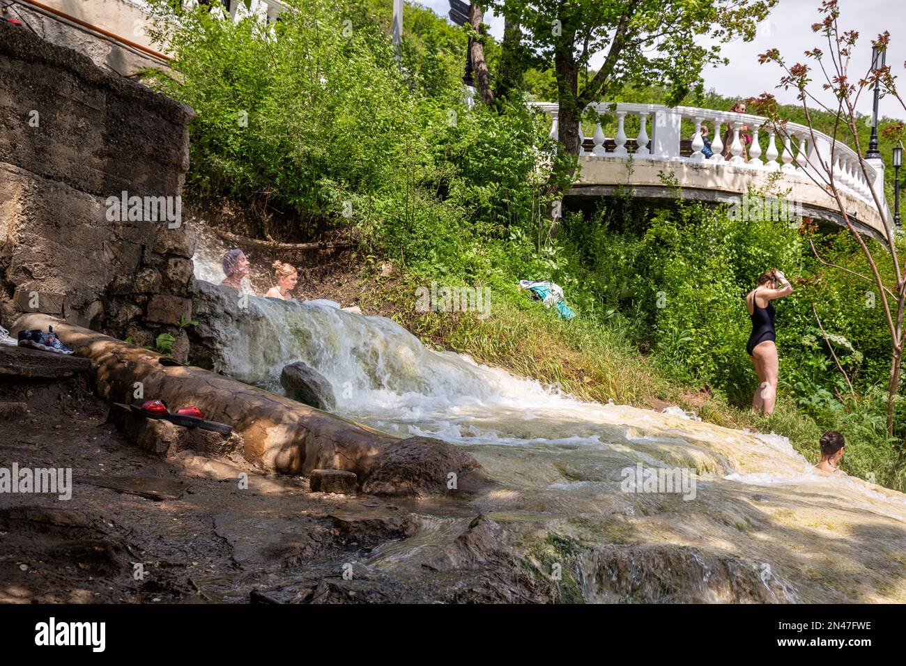 Pyatigorsk, Russia - 10 maggio 2022: Le donne fanno il bagno in una sorgente termale minerale sul pendio del Monte Mashuk, Pyatigorsk Foto Stock