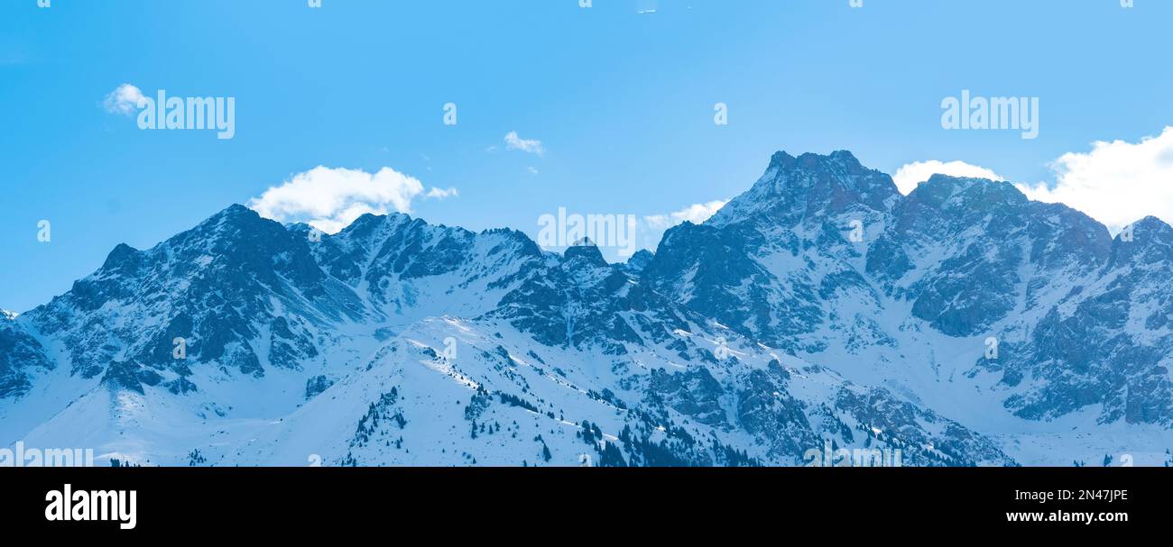 paesaggio naturale con lontane montagne innevate blu in atmosfera foschia Foto Stock