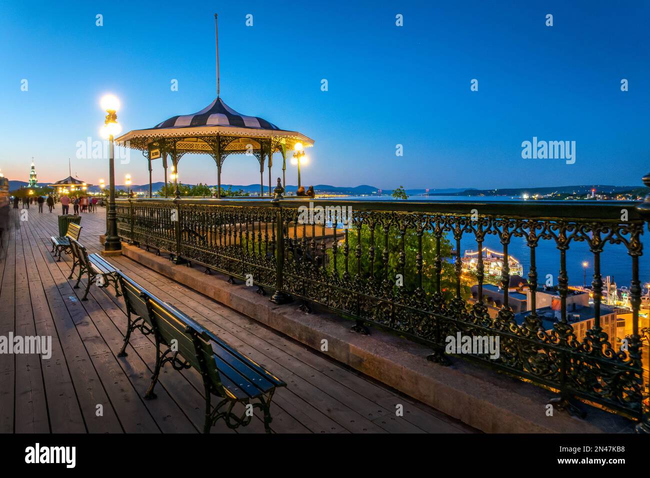 Chiosco sulla terrazza Dufferin di notte nella città alta nel vecchio Quebec, Canada Foto Stock