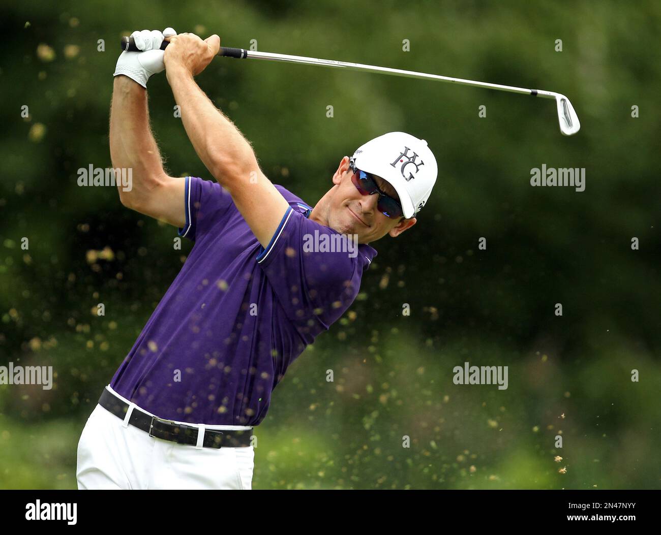 Scott Langley follows through on his tee shot on the fifth hole during second round play at The Barclays golf tournament Friday, Aug. 22, 2014, in Paramus, N.J. (AP Photo/Adam Hunger) Foto Stock