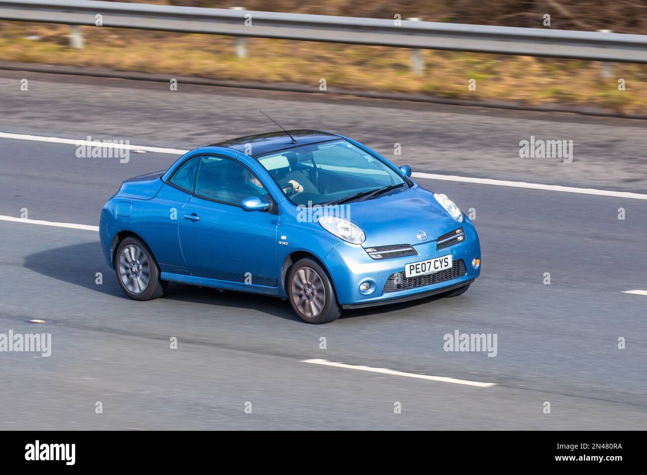 2007 Blue NISSAN MICRA CC SPORT manuale a 1598cc 5 marce; viaggiando sull'autostrada M61 Manchester, Regno Unito Foto Stock