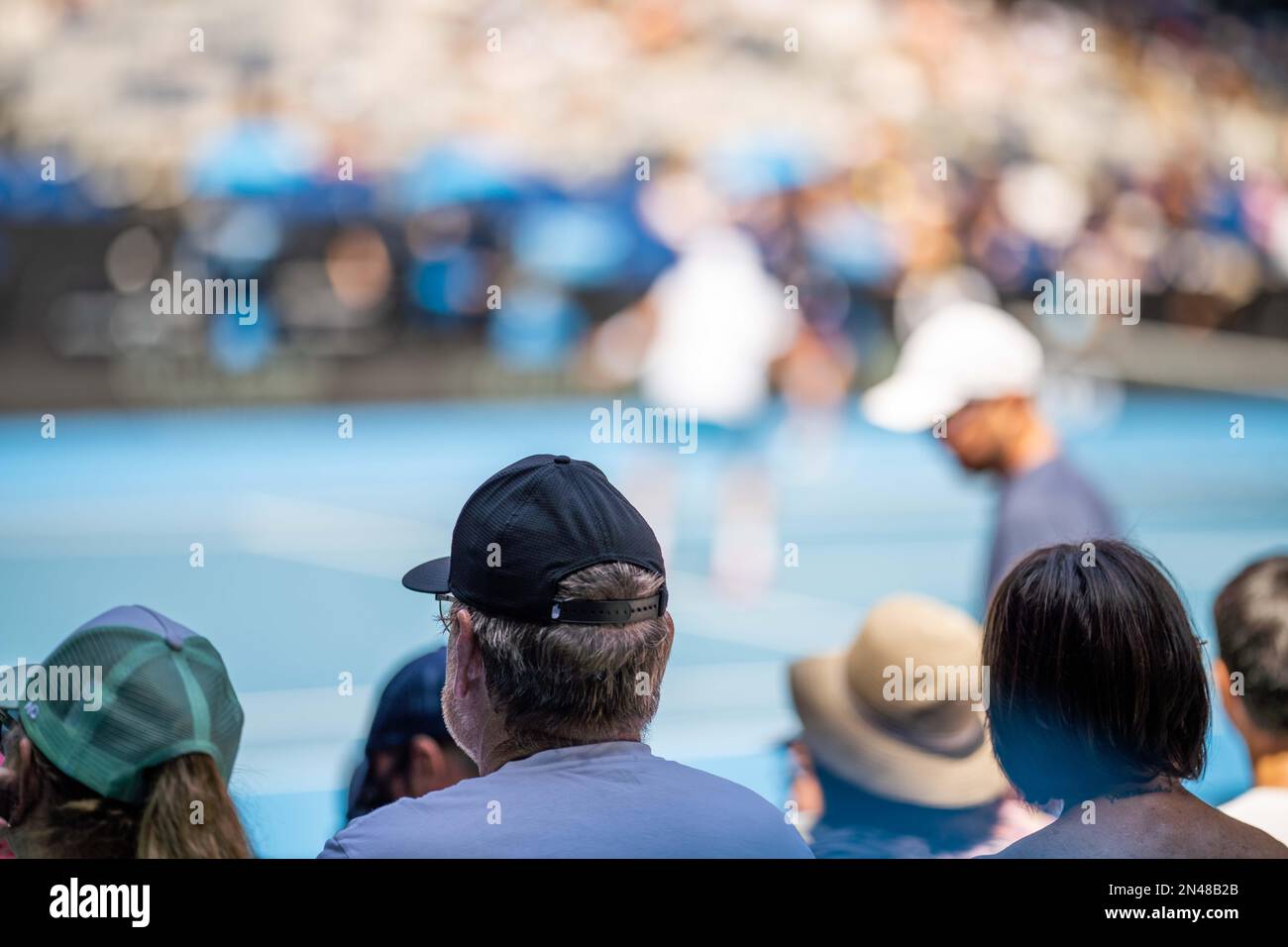 Tennista che serve in una partita di tennis, con guida in gamba in una partita di sport Foto Stock