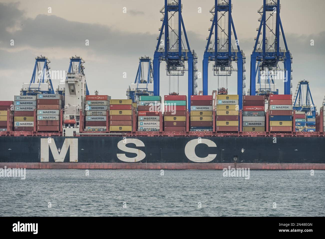 Containerschiff am Kai, Hafen von Piräus, Athen, Griechenland Foto Stock