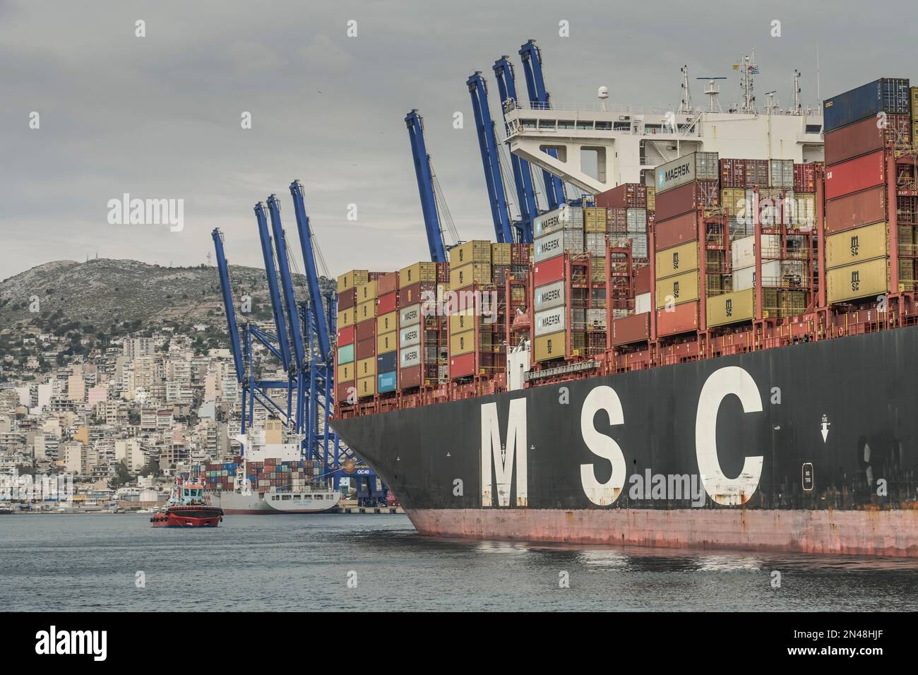 Containerschiff im Hafen von Piräus, Athen, Griechenland Foto Stock