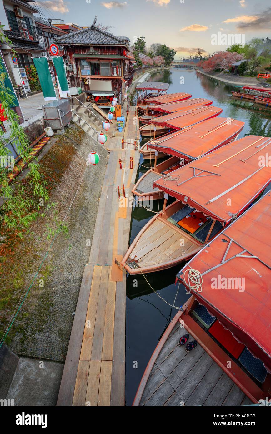 Uji, Giappone sul fiume Uji con barche da fiume. Foto Stock