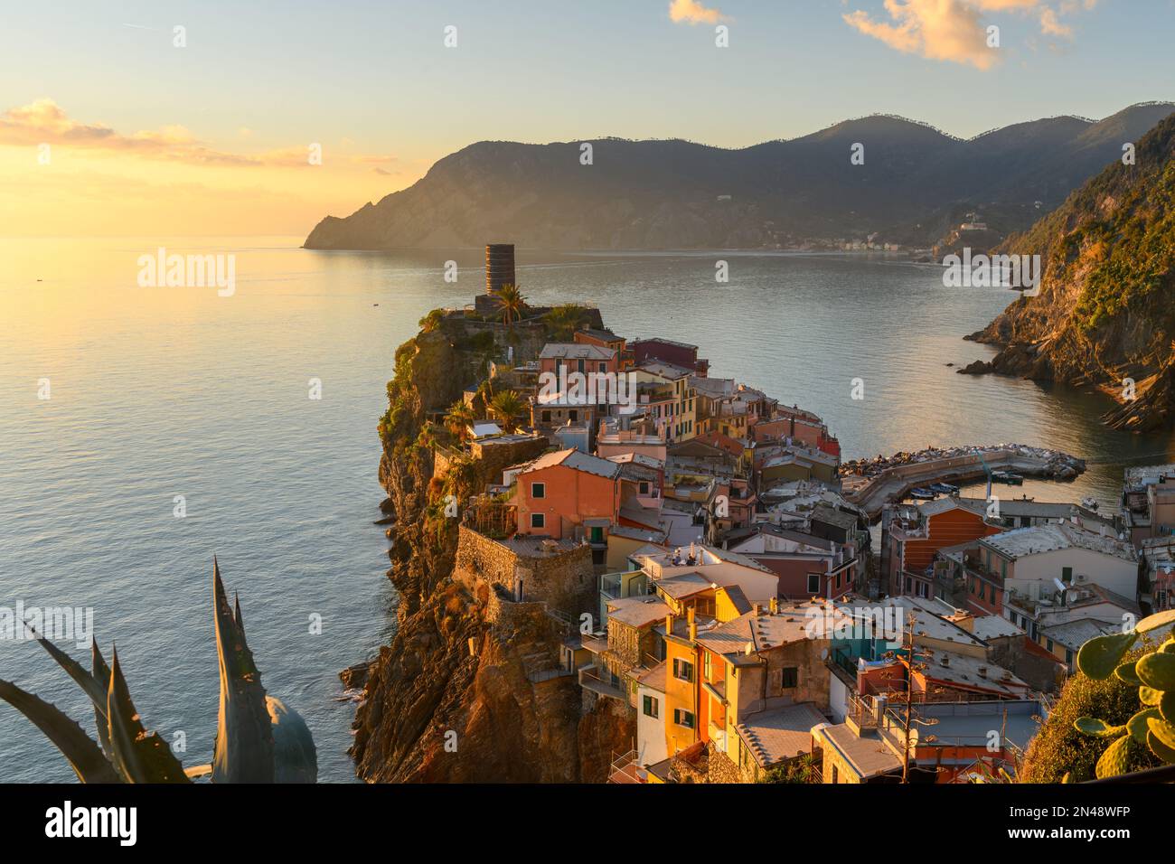 Riomaggiore, Italia, nella zona costiera delle cinque Terre durante l'ora blu. Foto Stock