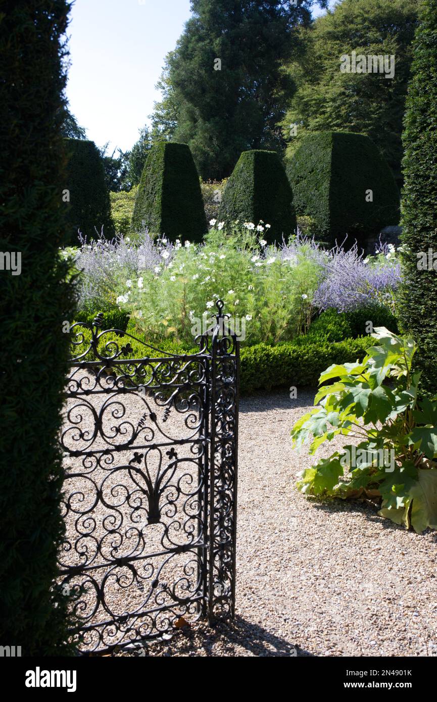 Porta ornata in metallo nel giardino formale del Nyman's National Trust Property West Sussex UK settembre Foto Stock