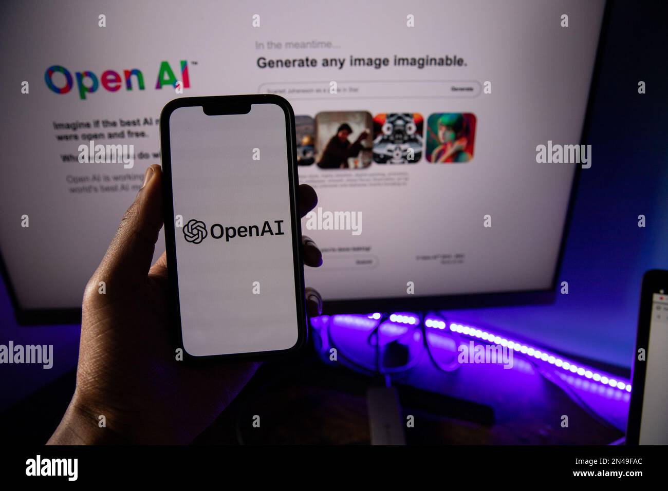 New York, Stati Uniti, 8th febbraio 2023: Smartphone con il logo OpenAI, OpenAI è una società di ricerca no-profit che mira a sviluppare e dirigere l'artifi Foto Stock