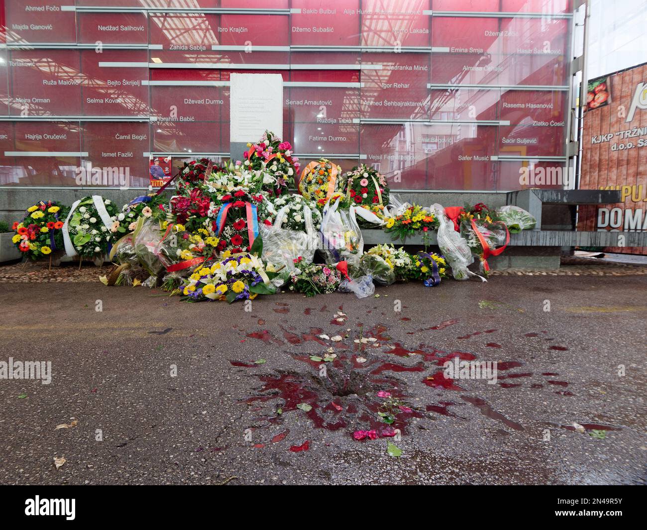 Memoriale alle vittime del massacro di Markale. Guerre jugoslave. Sarajevo Rose. Foto Stock
