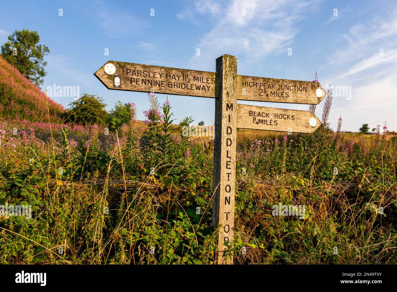 Cartello con il sentiero in legno a MiddletonTop vicino a Wirksworth sull'High Peak Trail nel Derbyshire Dales Peak District Inghilterra Regno Unito Foto Stock