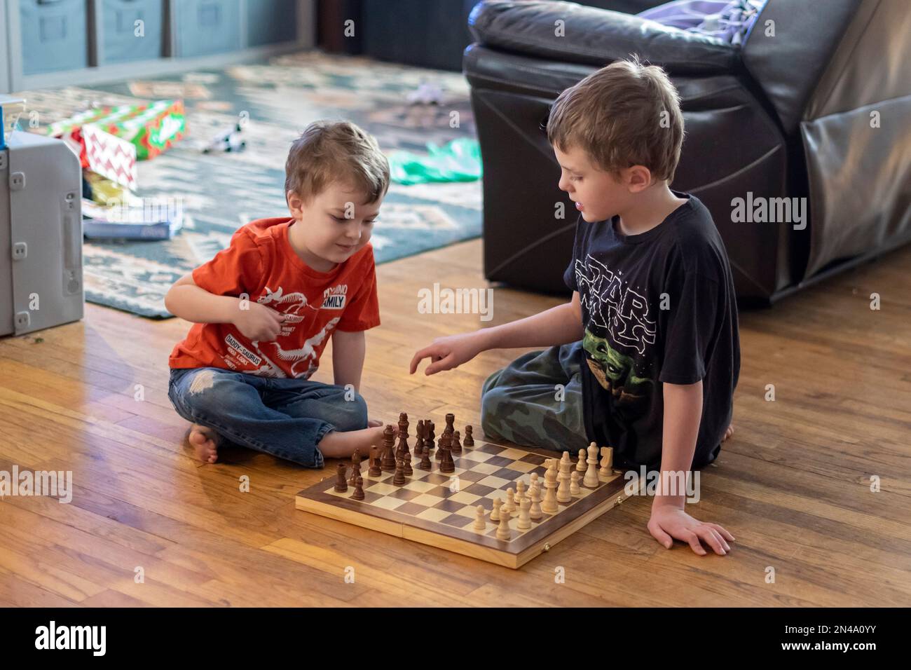 Denver, Colorado - Hendrix Hjermstad, 4 anni, e suo fratello maggiore, Adam Hjermstad, Jr., 8 anni, giocano con un set di scacchi. Foto Stock