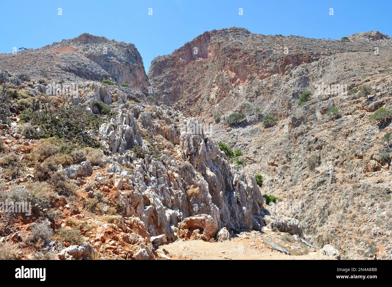 Paesaggio roccioso sulla costa dell'isola di Creta. Foto Stock