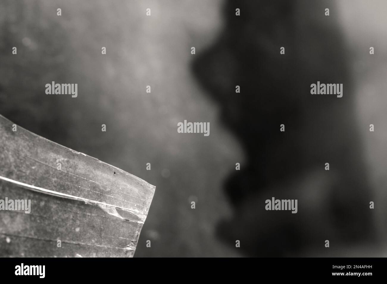 Vetri della finestra rotti con una faccia urlante simile a quella di un essere umano Foto Stock