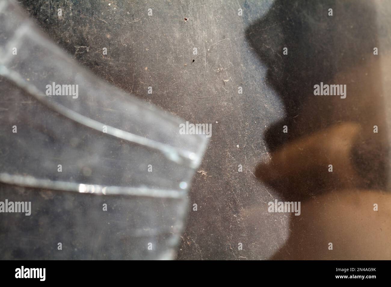 Vetri della finestra rotti con una faccia urlante simile a quella di un essere umano Foto Stock