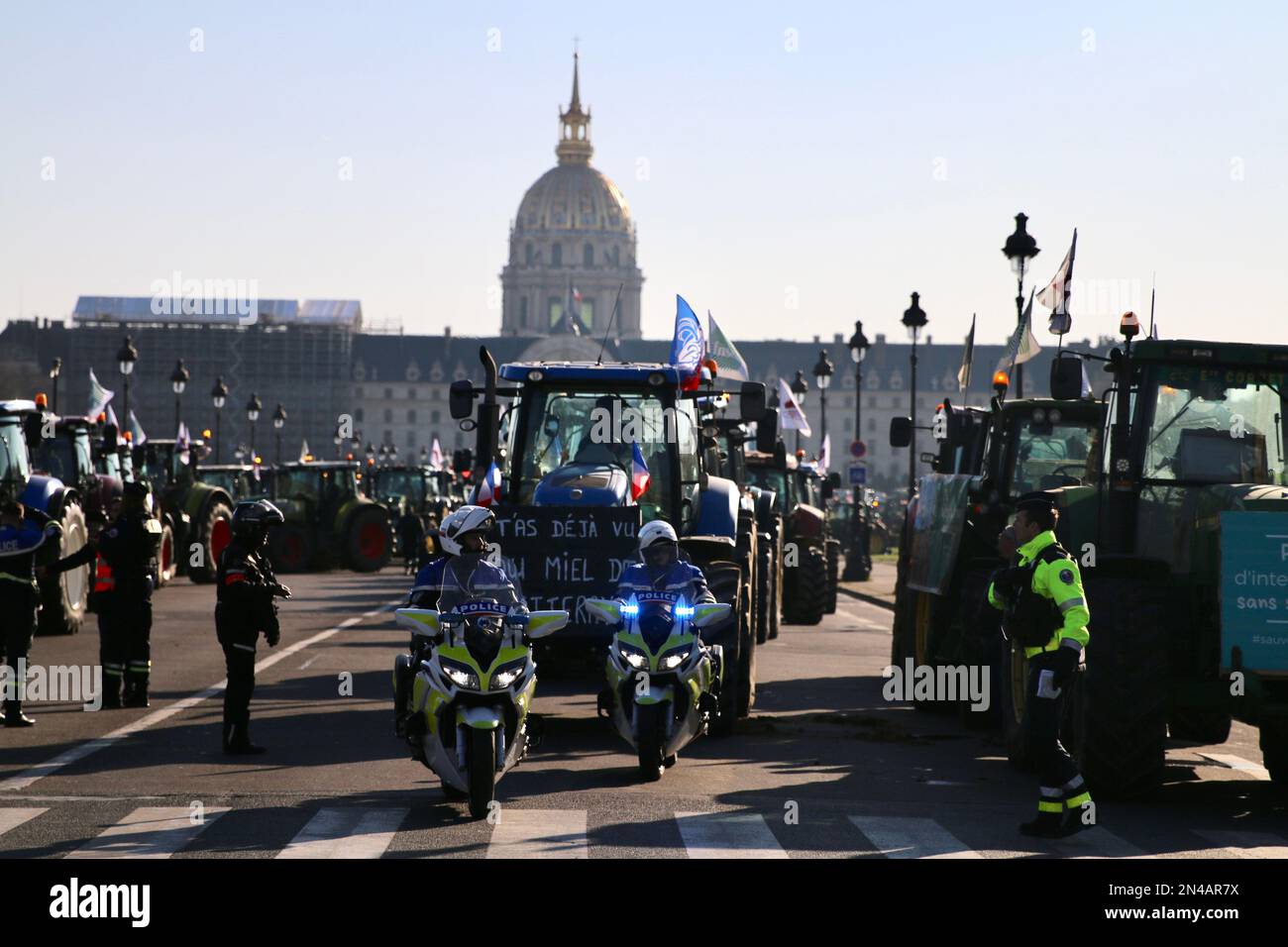 Parigi - Les Invalides - manifestation des agriculteurs contre les restrictions imposées par le gouvernement sur l'usage de insettices. 600 tracheurs. Foto Stock