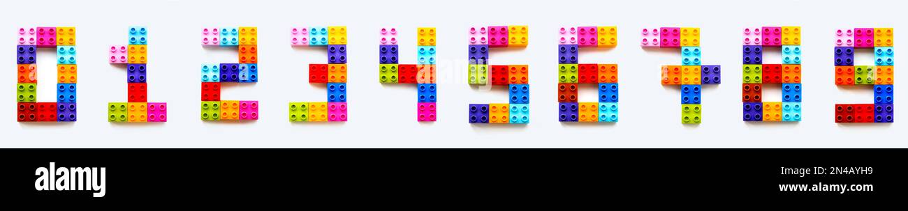 Set di numeri da 0 a 9 costituiti da blocchi costruttori colorati. Mattoni giocattolo giacenti in ordine da zero a nove. Processo di istruzione - numeri di apprendimento Foto Stock