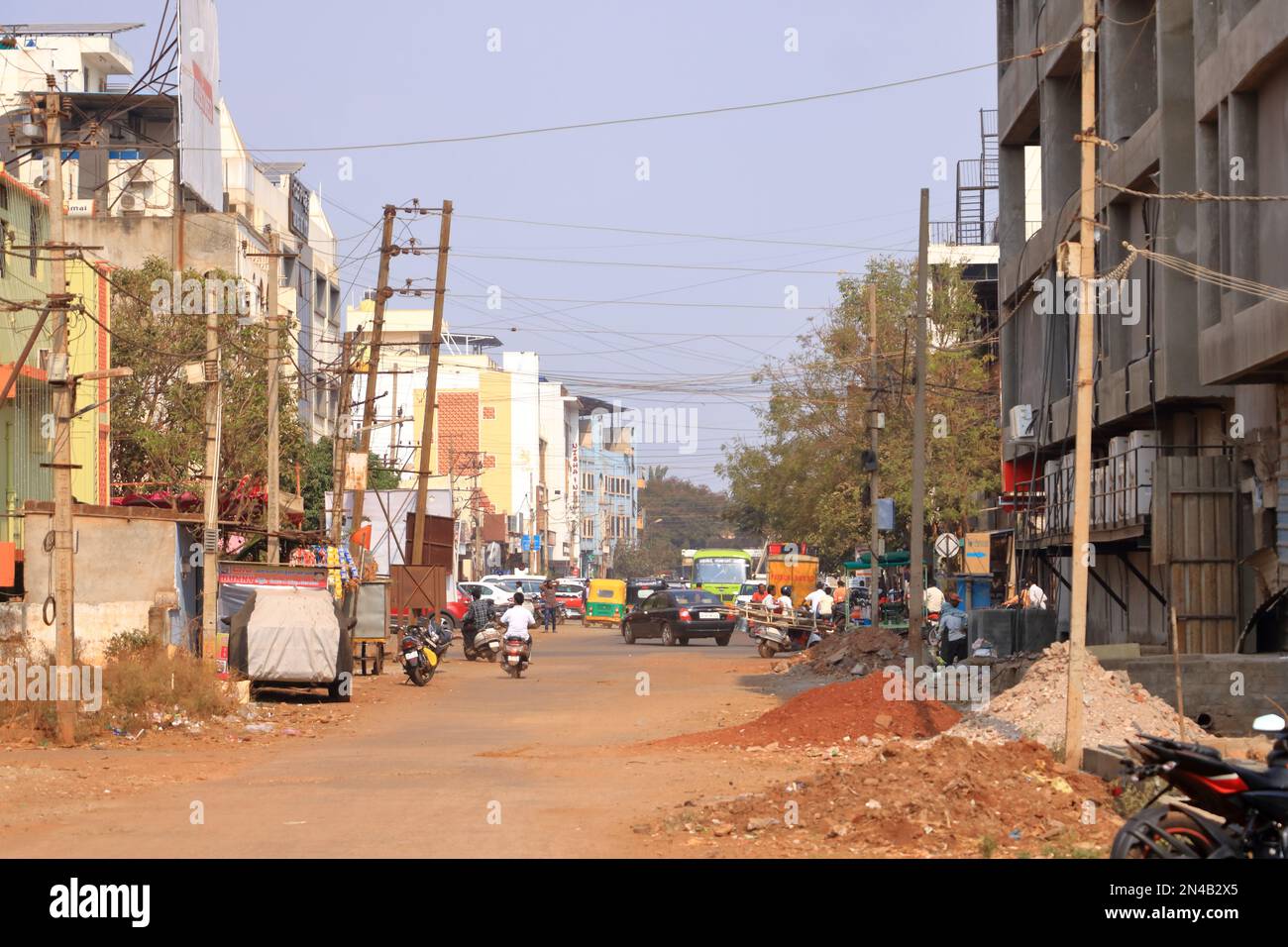 Dicembre 17 2022 - Bidar, Karnataka in India: La strada vive in una piccola città dell'India centrale Foto Stock