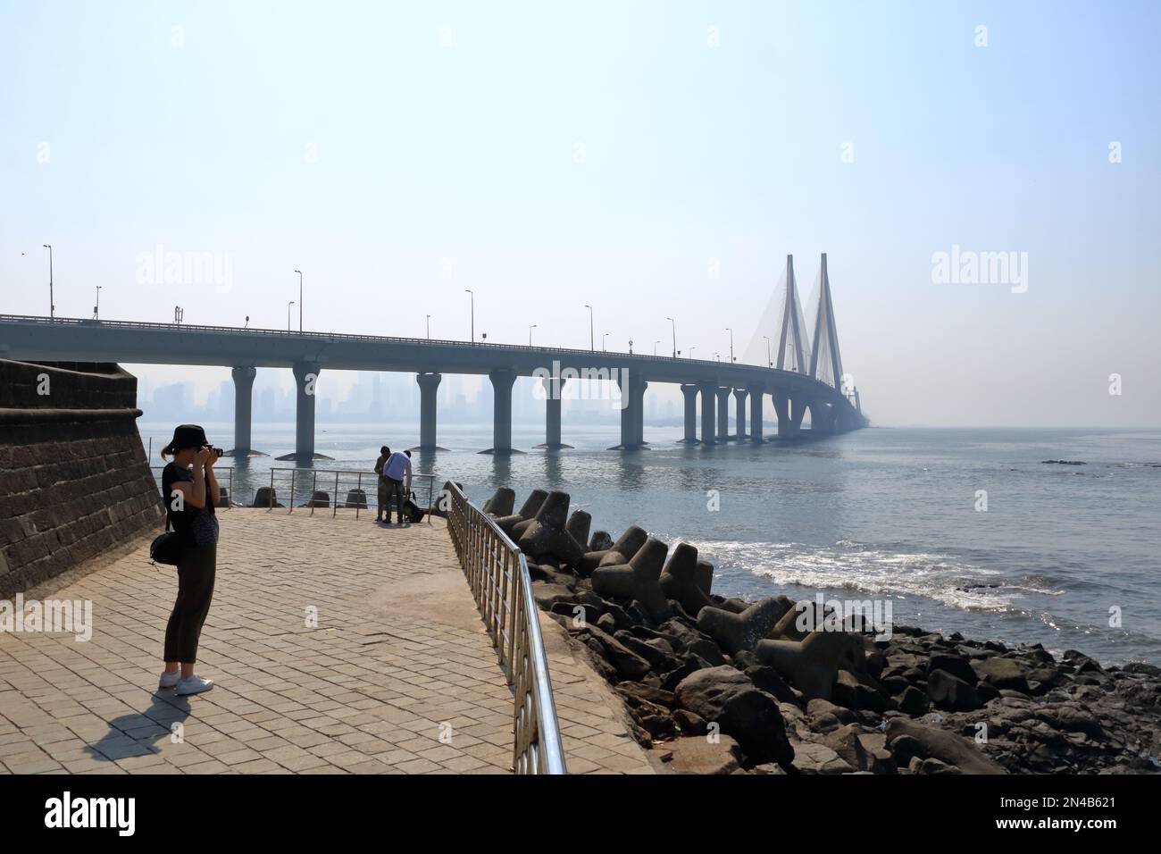 20 2022 dicembre - Mumbai, Maharashtra in India: La gente gode del collegamento del mare di Bandra-Worli, ufficialmente denominato collegamento del mare di Rajiv Gandhi Foto Stock