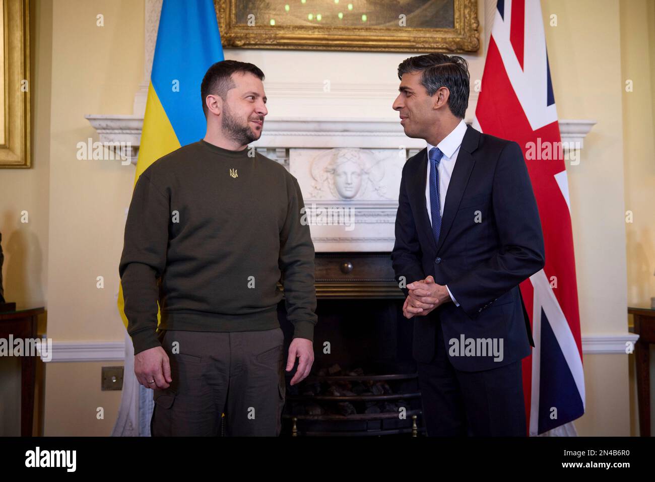 Londra, Regno Unito. 08th Feb, 2023. Il primo ministro britannico Rishi Sunak e il presidente ucraino Volodymyr Zelenskyy, partito, parlano ai media prima dell'inizio delle discussioni bilaterali al numero 10 di Downing Street, 8 febbraio 2023 a Londra, Regno Unito. Credit: Foto piscina/Ufficio stampa presidenziale ucraino/Alamy Live News Foto Stock