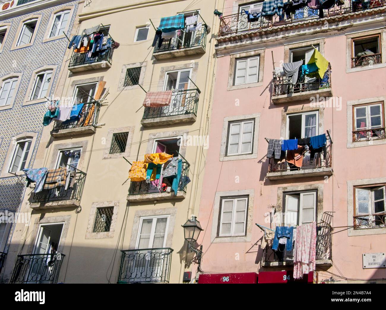 Una parete di balconi con clotheslines e lavanderia aria che asciuga a Lisbona, Portogallo Foto Stock