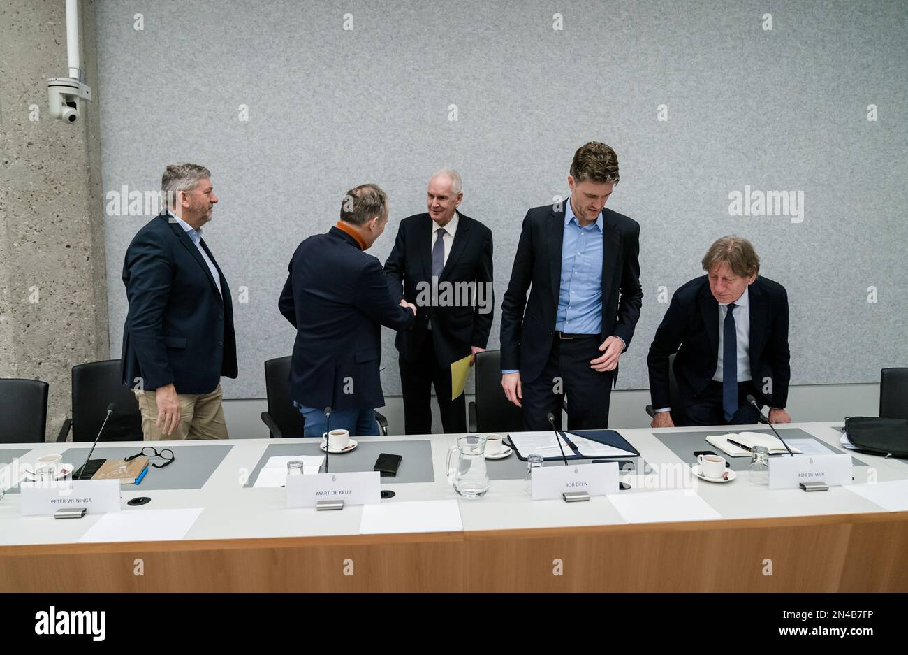 L'AIA - (VLNR) Peter Wijninga (Centro dell'Aia per gli studi strategici), Mart de Kruif (tenente generale BD), Bob Deen (Istituto Clingendael), presidente del comitato Raymond de Roon e Rob de Wijk (Centro dell'Aia per gli studi strategici) Nel corso di una tavola rotonda sul rischio di inviare sempre più armi pesanti in Ucraina da parte dei paesi occidentali. ANP BART MAAT netherlands OUT - belgio OUT Foto Stock