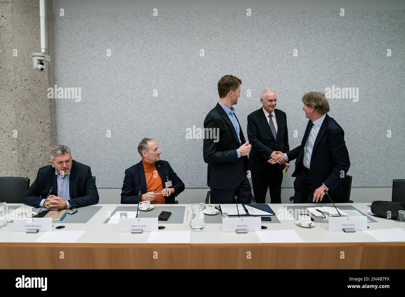 L'AIA - (VLNR) Peter Wijninga (Centro dell'Aia per gli studi strategici), Mart de Kruif (tenente generale BD), Bob Deen (Istituto Clingendael), presidente del comitato Raymond de Roon e Rob de Wijk (Centro dell'Aia per gli studi strategici) Nel corso di una tavola rotonda sul rischio di inviare sempre più armi pesanti in Ucraina da parte dei paesi occidentali. ANP BART MAAT netherlands OUT - belgio OUT Foto Stock