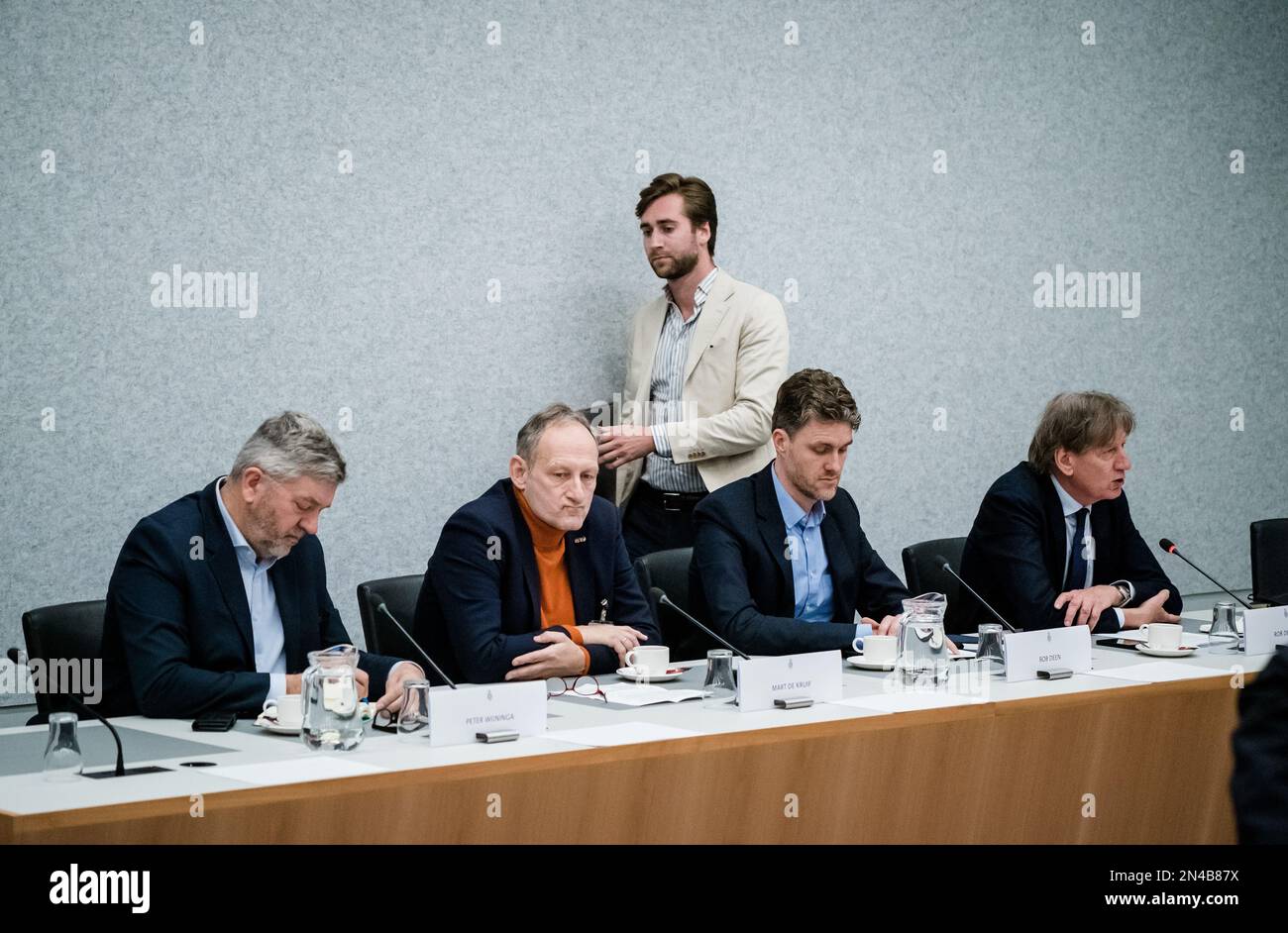 L'AIA - (VLNR) Peter Wijninga (Centro dell'Aia per gli studi strategici), Mart de Kruif (tenente generale BD), FVD MP Freek Jansen, Bob Deen (Istituto Clingendael), E Rob de Wijk (Centro di Studi strategici dell'Aia ) durante una tavola rotonda sul rischio che i paesi occidentali inviino sempre più armi pesanti all'Ucraina. ANP BART MAAT netherlands OUT - belgio OUT Foto Stock