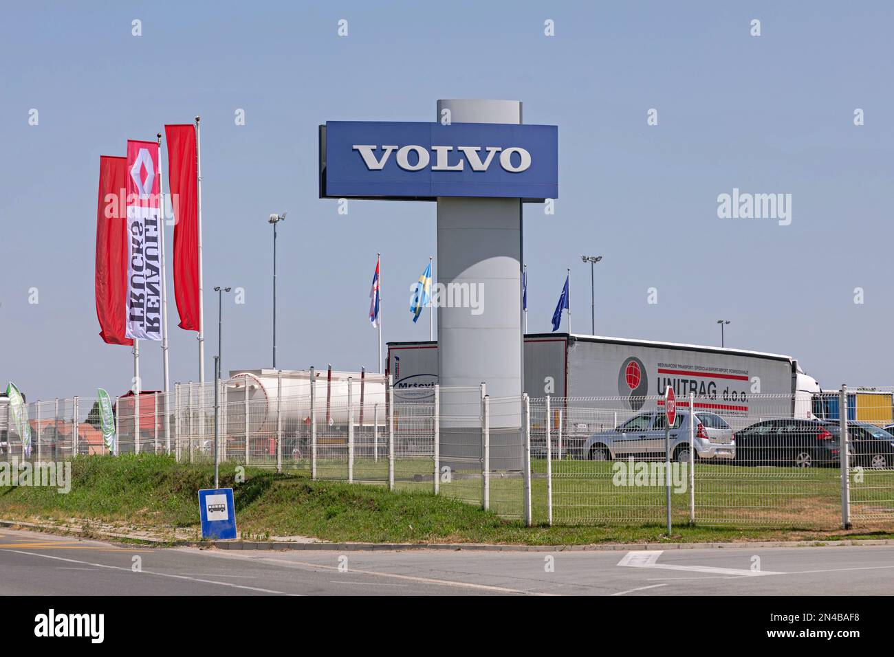 Belgrado, Serbia - 30 giugno 2021: Bandiera svedese Volvo e Renault Trucks presso il garage del servizio di assistenza della concessionaria. Foto Stock